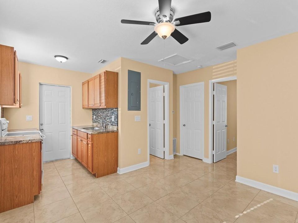 For Sale: $150,000 (2 beds, 1 baths, 520 Square Feet)