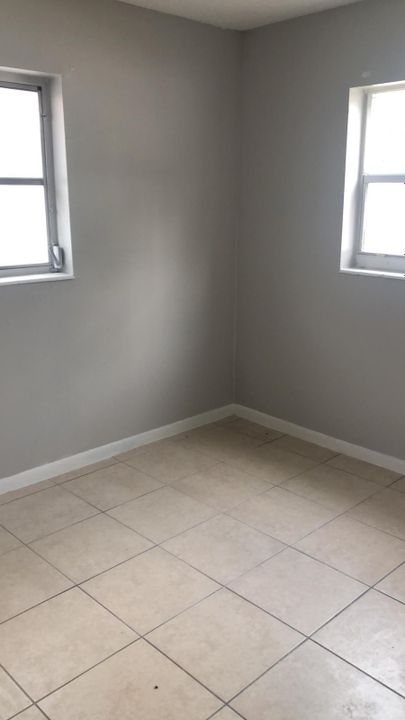 For Rent: $2,300 (3 beds, 2 baths, 920 Square Feet)