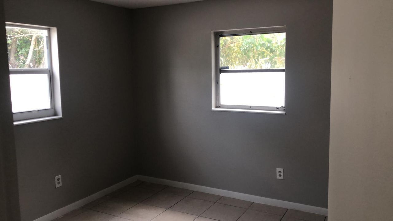 For Rent: $2,300 (3 beds, 2 baths, 920 Square Feet)