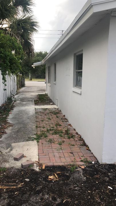 For Rent: $2,300 (3 beds, 2 baths, 920 Square Feet)