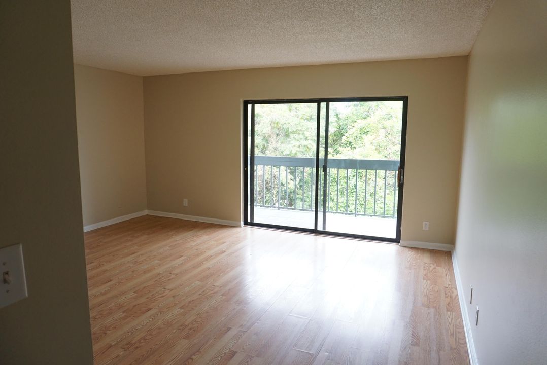 For Rent: $1,490 (1 beds, 1 baths, 720 Square Feet)