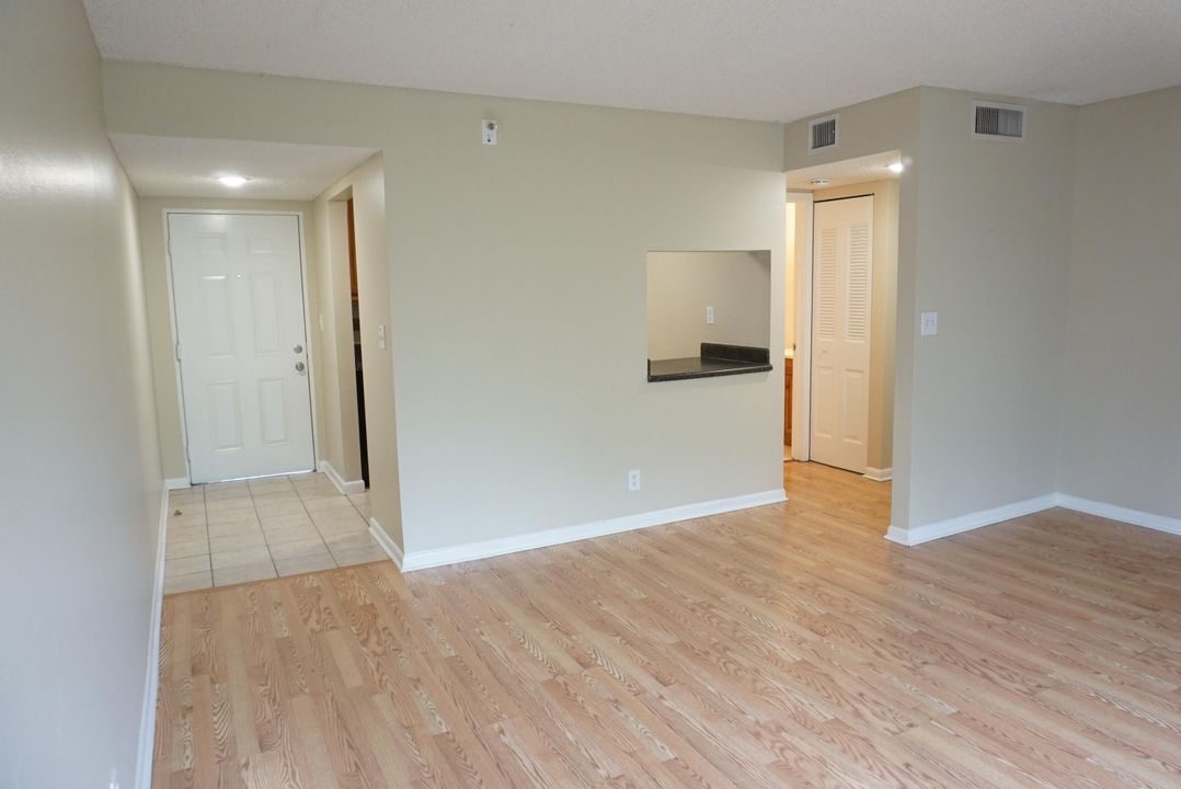 For Rent: $1,490 (1 beds, 1 baths, 720 Square Feet)