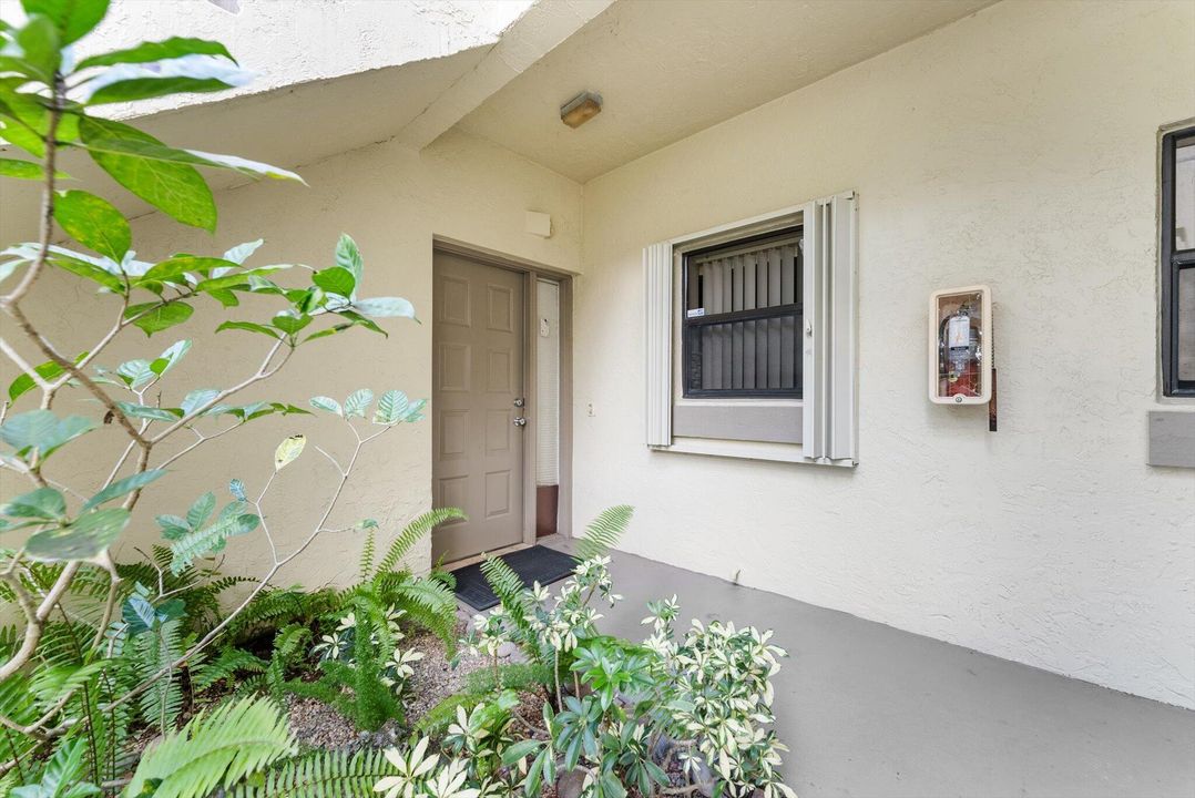 For Sale: $325,000 (2 beds, 2 baths, 978 Square Feet)