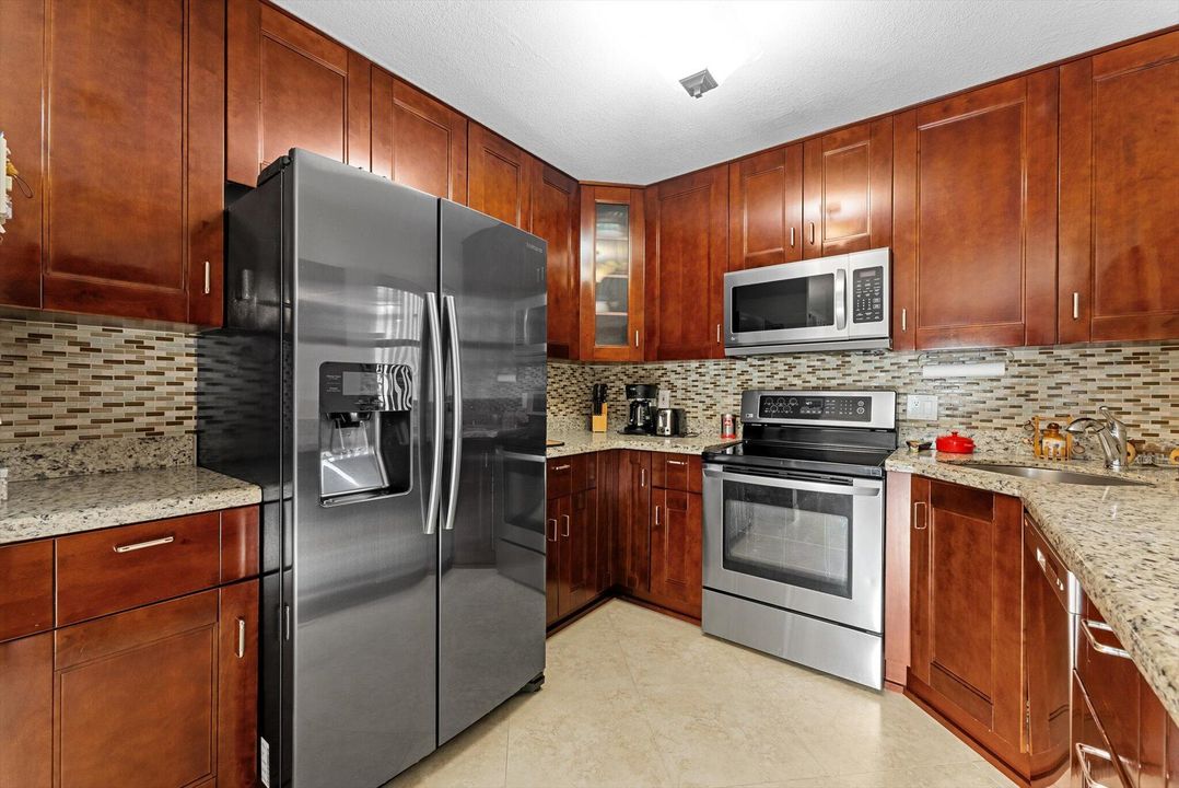 For Sale: $325,000 (2 beds, 2 baths, 978 Square Feet)