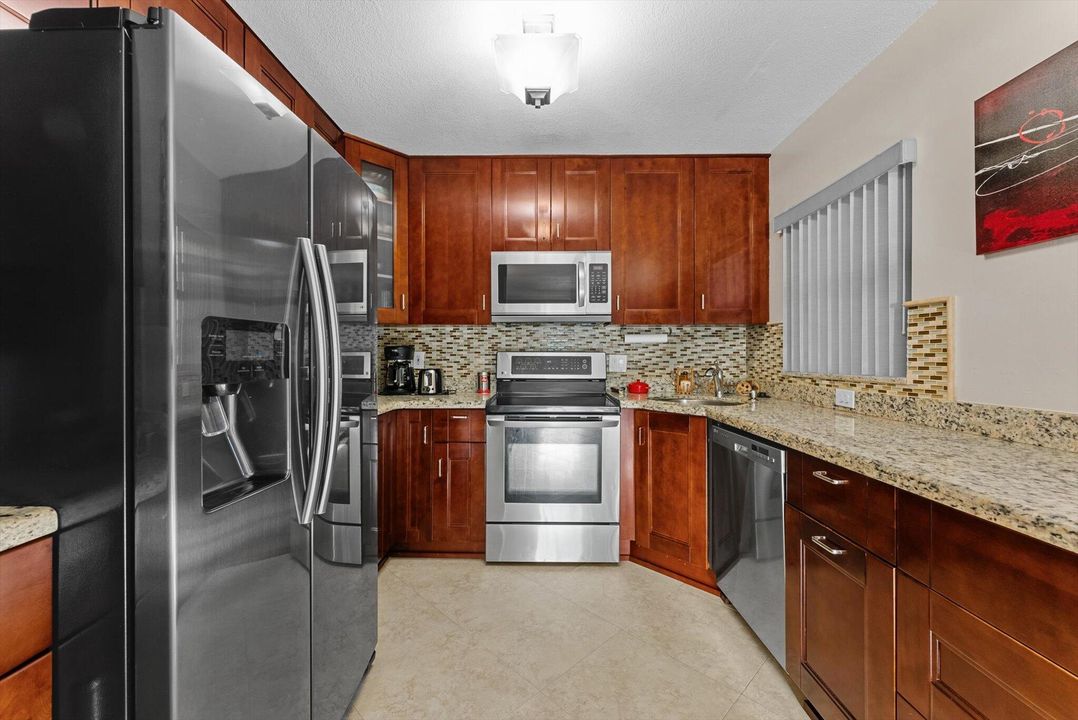 For Sale: $325,000 (2 beds, 2 baths, 978 Square Feet)