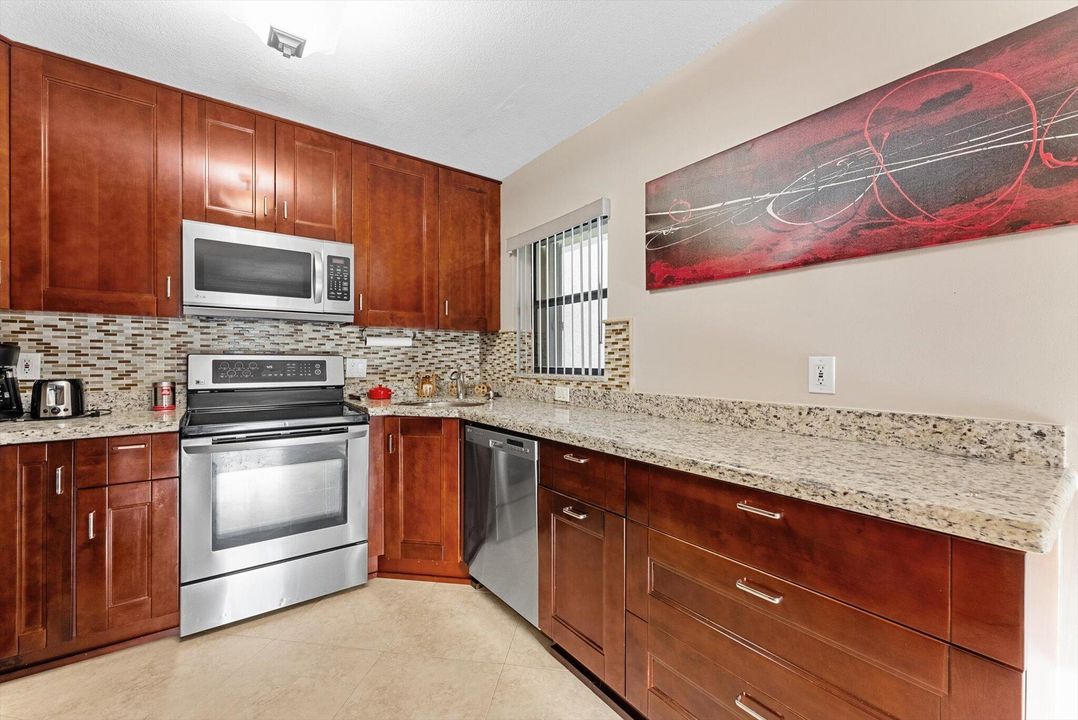 For Sale: $325,000 (2 beds, 2 baths, 978 Square Feet)