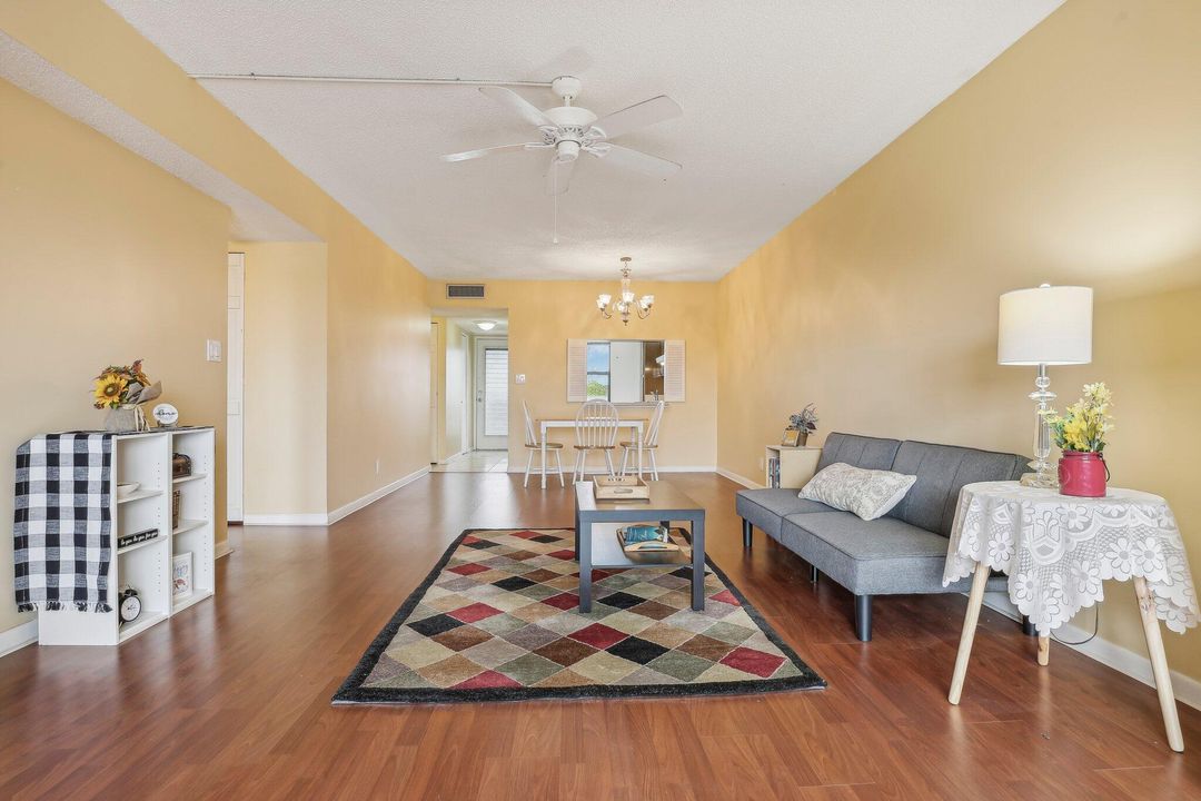 For Sale: $240,000 (2 beds, 2 baths, 1140 Square Feet)