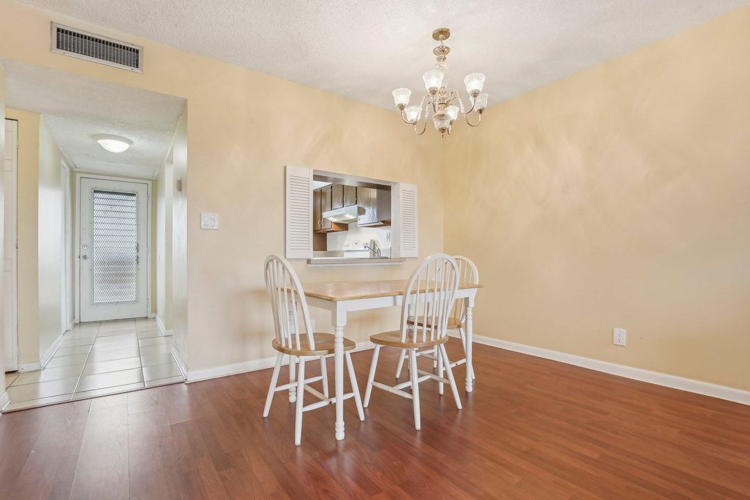 For Sale: $240,000 (2 beds, 2 baths, 1140 Square Feet)