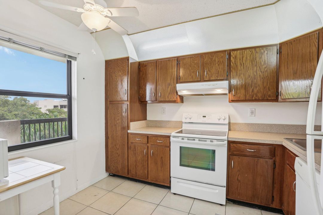 For Sale: $240,000 (2 beds, 2 baths, 1140 Square Feet)