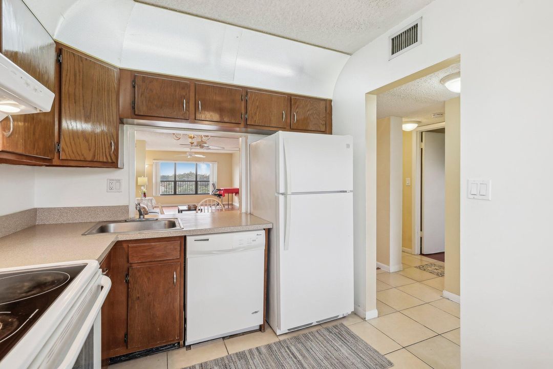 For Sale: $240,000 (2 beds, 2 baths, 1140 Square Feet)