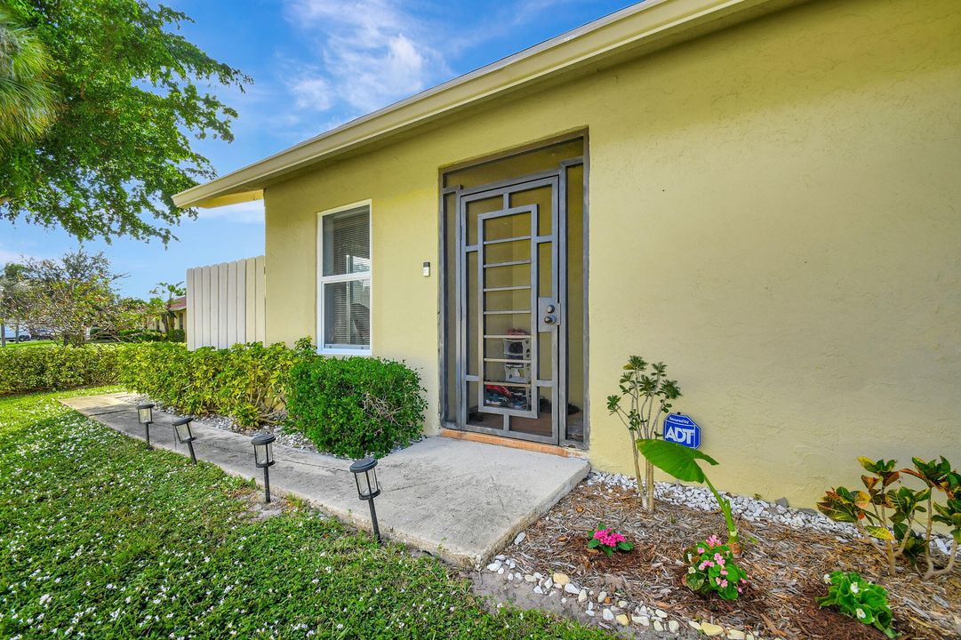 For Sale: $370,000 (2 beds, 2 baths, 1218 Square Feet)