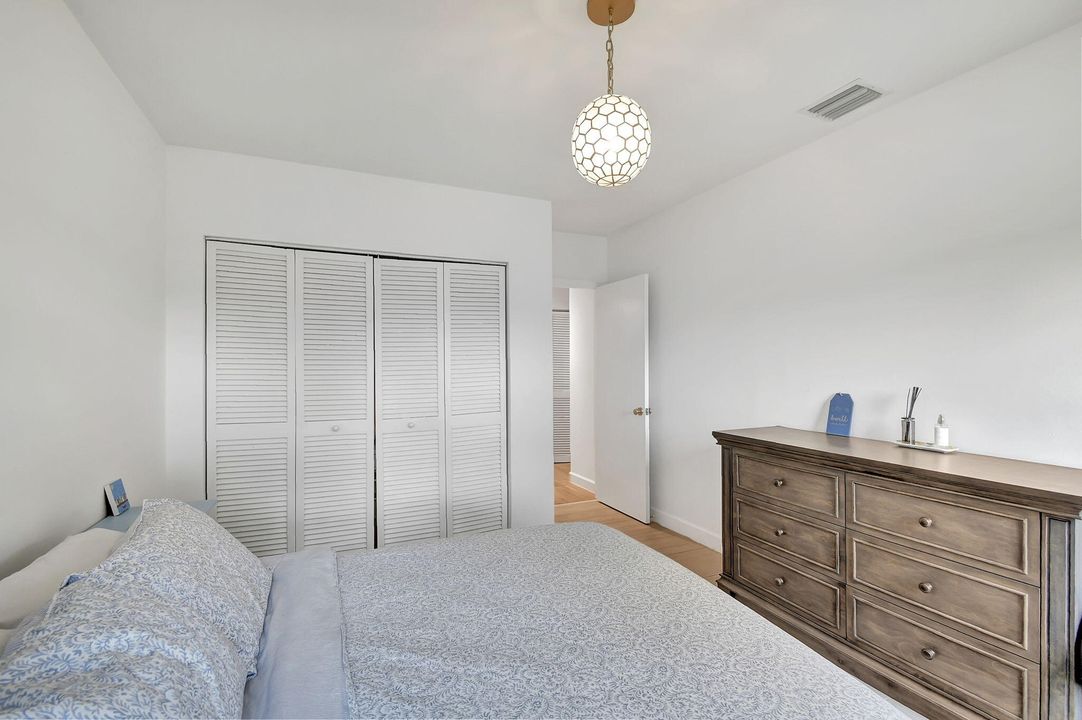 For Sale: $370,000 (2 beds, 2 baths, 1218 Square Feet)