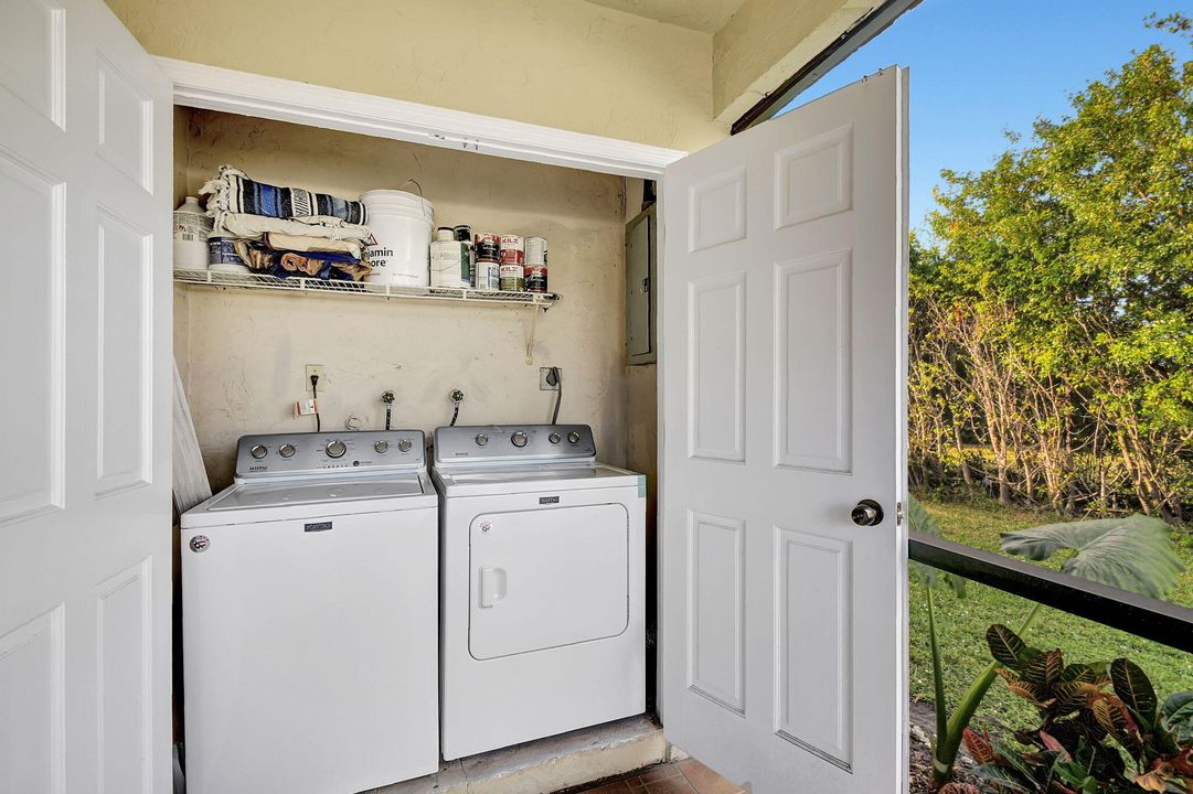 For Sale: $370,000 (2 beds, 2 baths, 1218 Square Feet)