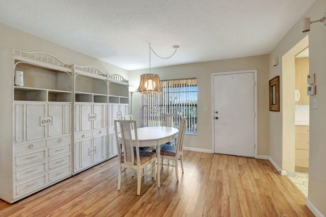 For Sale: $189,000 (2 beds, 2 baths, 978 Square Feet)