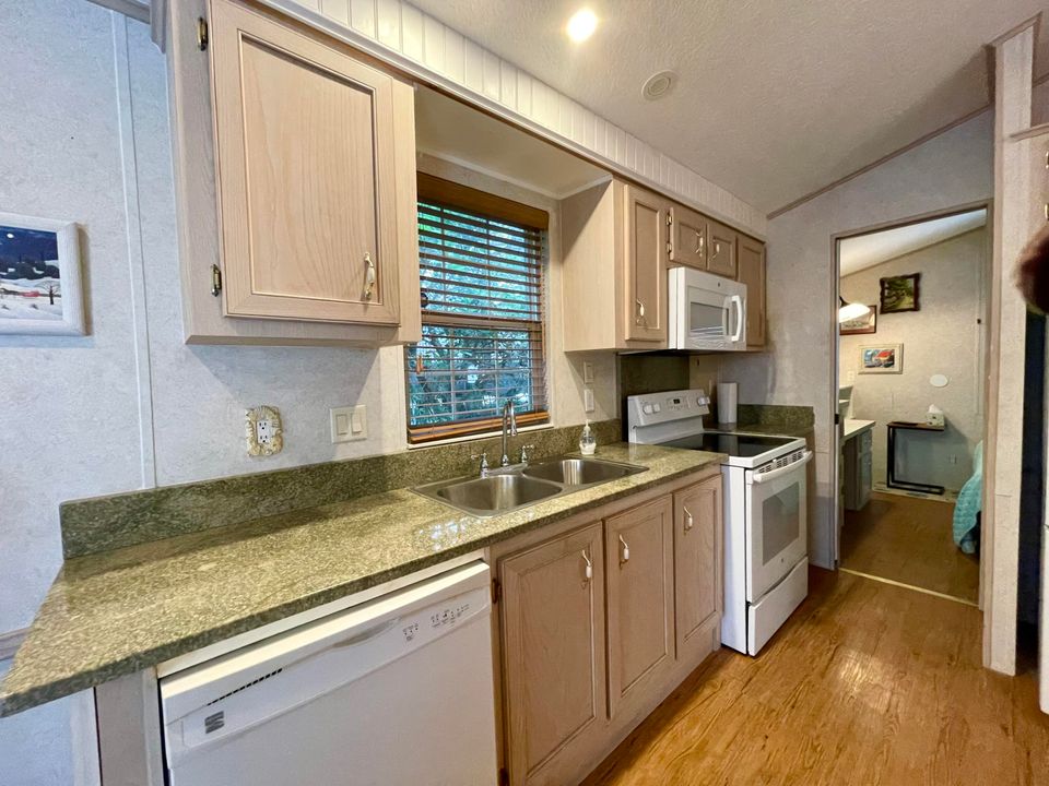 For Sale: $284,000 (1 beds, 1 baths, 498 Square Feet)