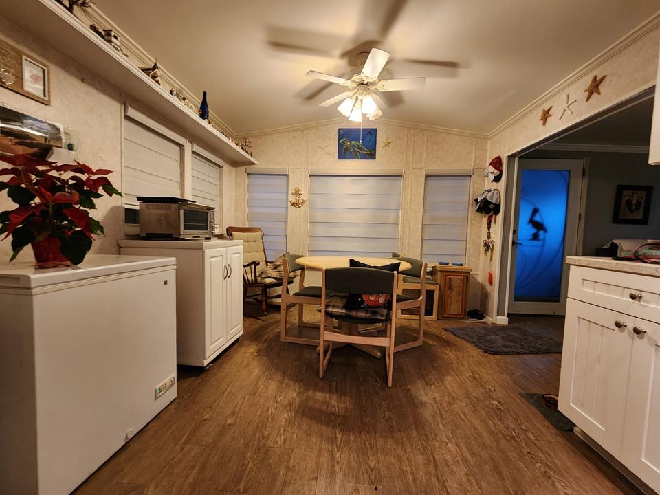 For Sale: $150,000 (2 beds, 1 baths, 792 Square Feet)