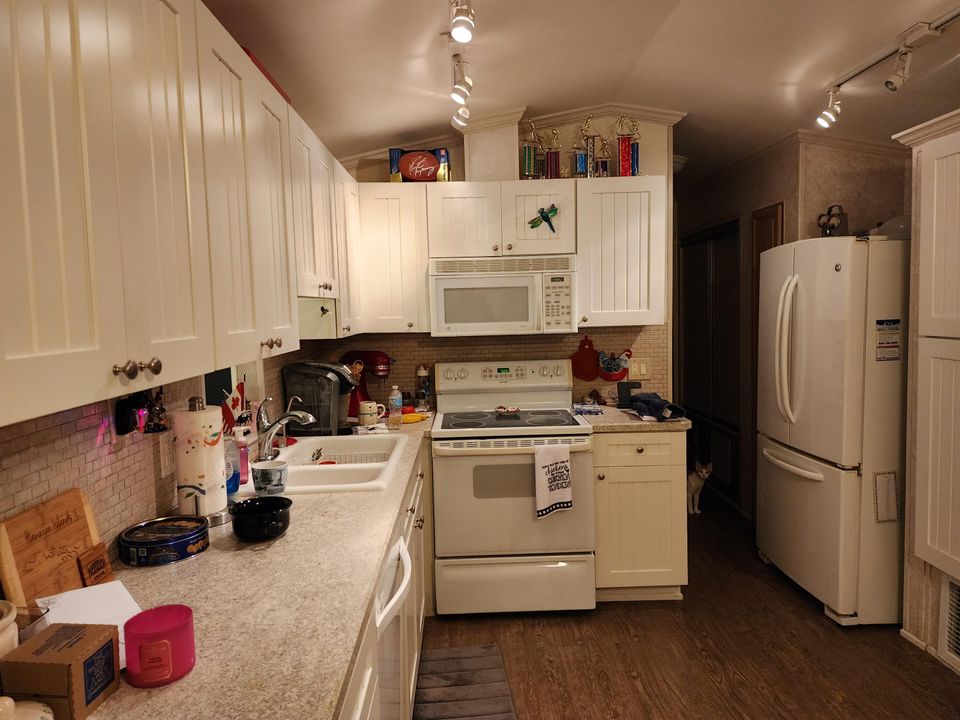 For Sale: $150,000 (2 beds, 1 baths, 792 Square Feet)