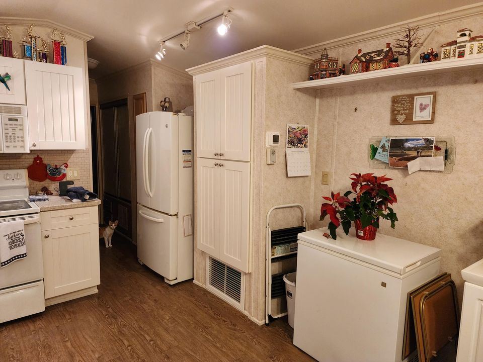 For Sale: $150,000 (2 beds, 1 baths, 792 Square Feet)