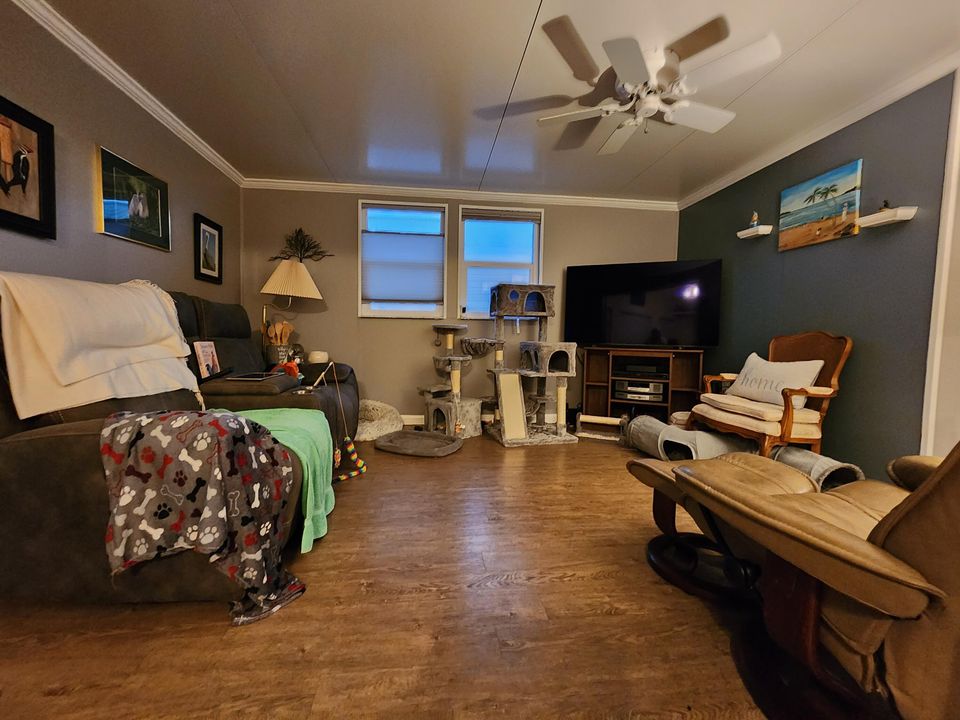 For Sale: $150,000 (2 beds, 1 baths, 792 Square Feet)