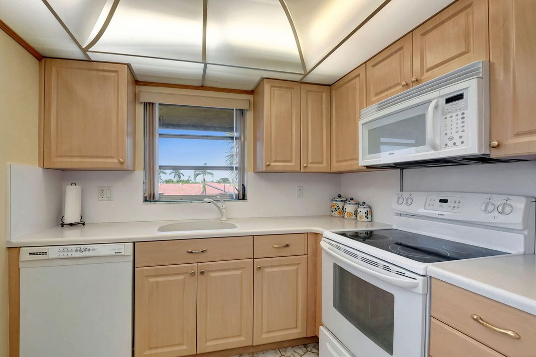 For Sale: $189,000 (2 beds, 2 baths, 978 Square Feet)