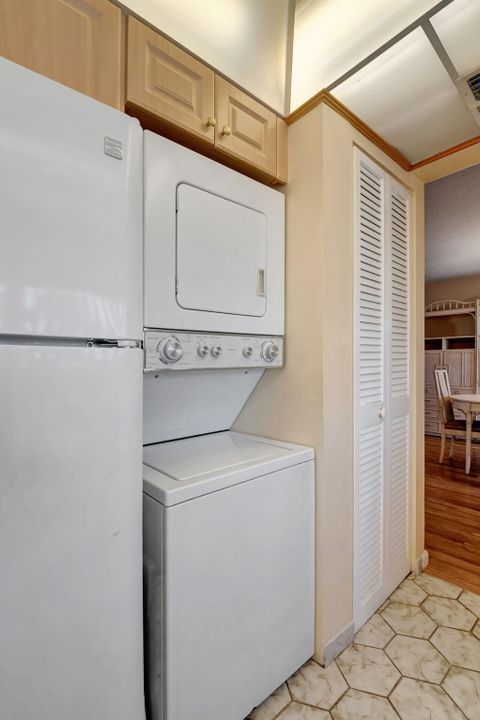 For Sale: $189,000 (2 beds, 2 baths, 978 Square Feet)