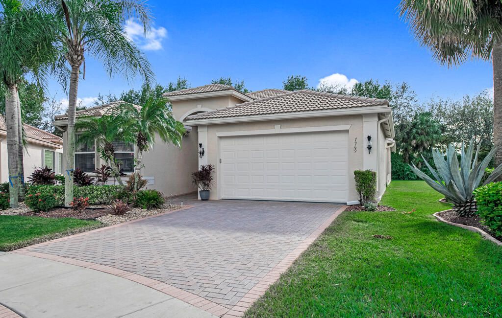 For Sale: $669,000 (3 beds, 2 baths, 2320 Square Feet)