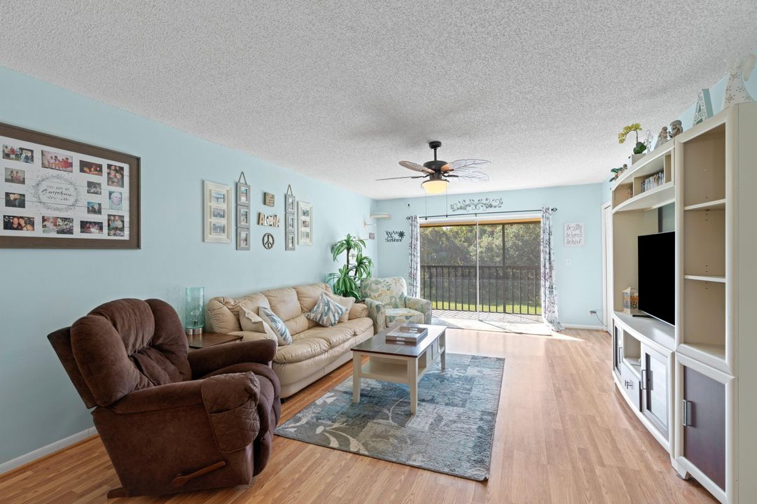 For Sale: $324,990 (2 beds, 2 baths, 1096 Square Feet)