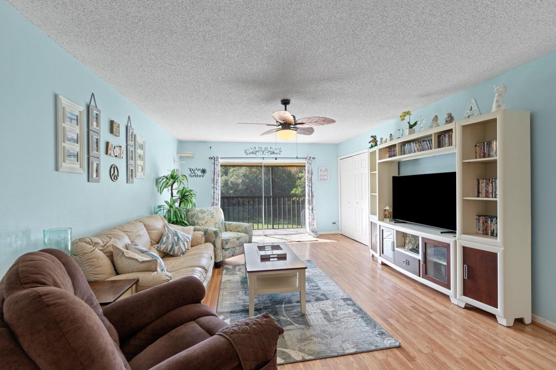 For Sale: $324,990 (2 beds, 2 baths, 1096 Square Feet)