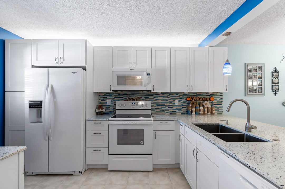 For Sale: $324,990 (2 beds, 2 baths, 1096 Square Feet)