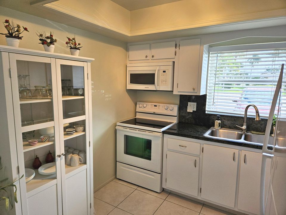 For Sale: $130,000 (1 beds, 1 baths, 662 Square Feet)