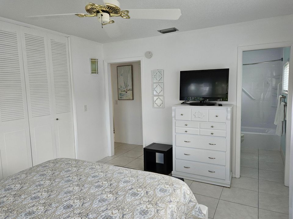 For Sale: $130,000 (1 beds, 1 baths, 662 Square Feet)