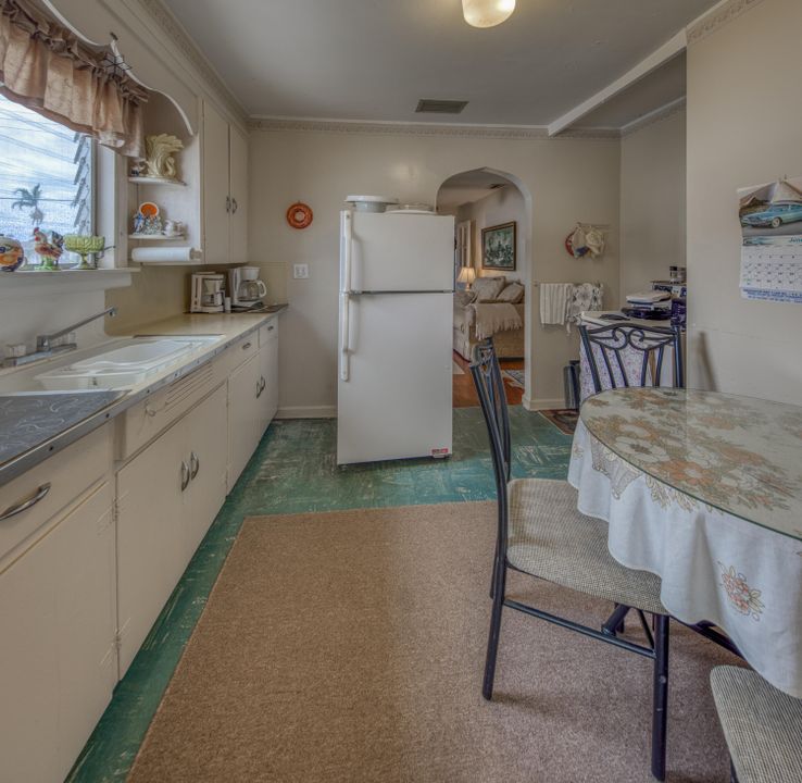 For Sale: $299,000 (2 beds, 1 baths, 806 Square Feet)