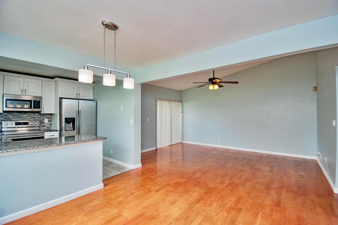 For Sale: $220,000 (2 beds, 1 baths, 877 Square Feet)