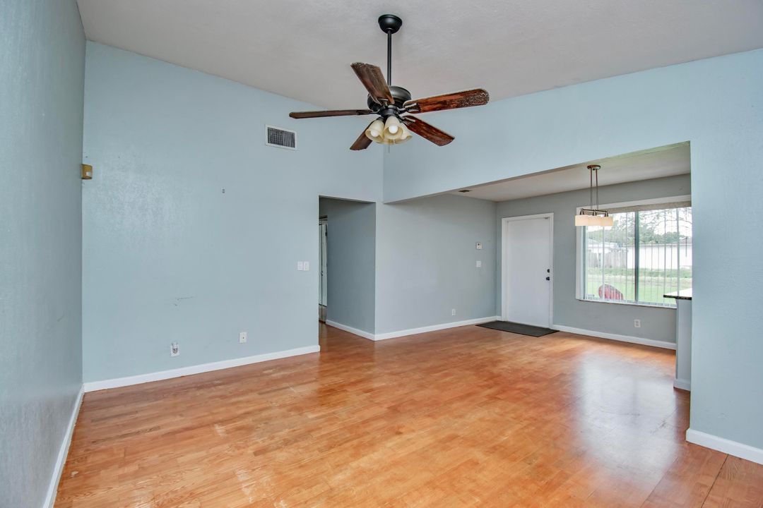 For Sale: $220,000 (2 beds, 1 baths, 877 Square Feet)