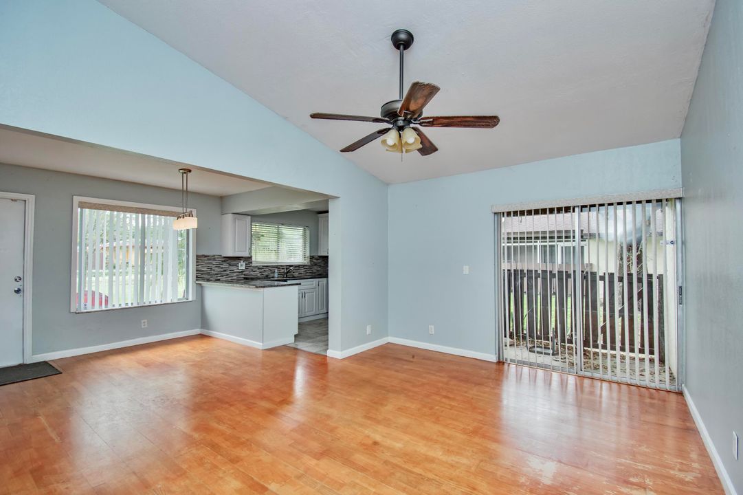 For Sale: $220,000 (2 beds, 1 baths, 877 Square Feet)