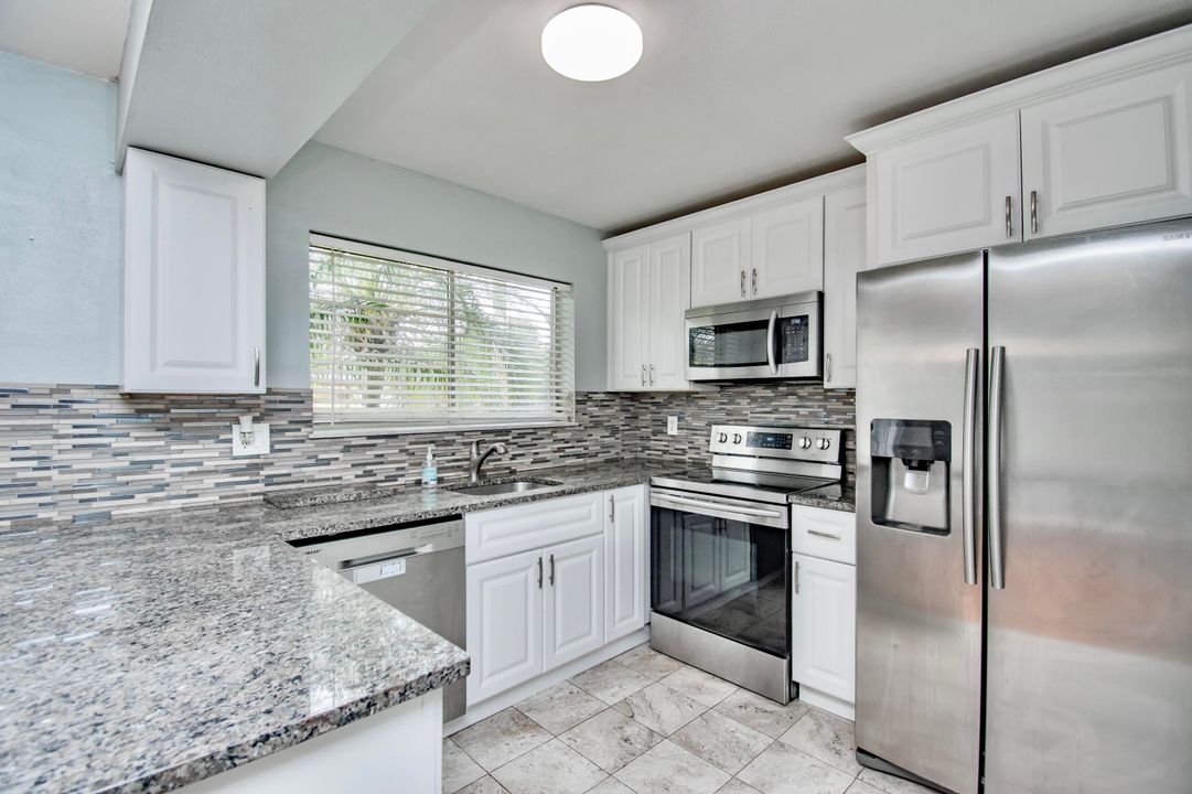 For Sale: $220,000 (2 beds, 1 baths, 877 Square Feet)