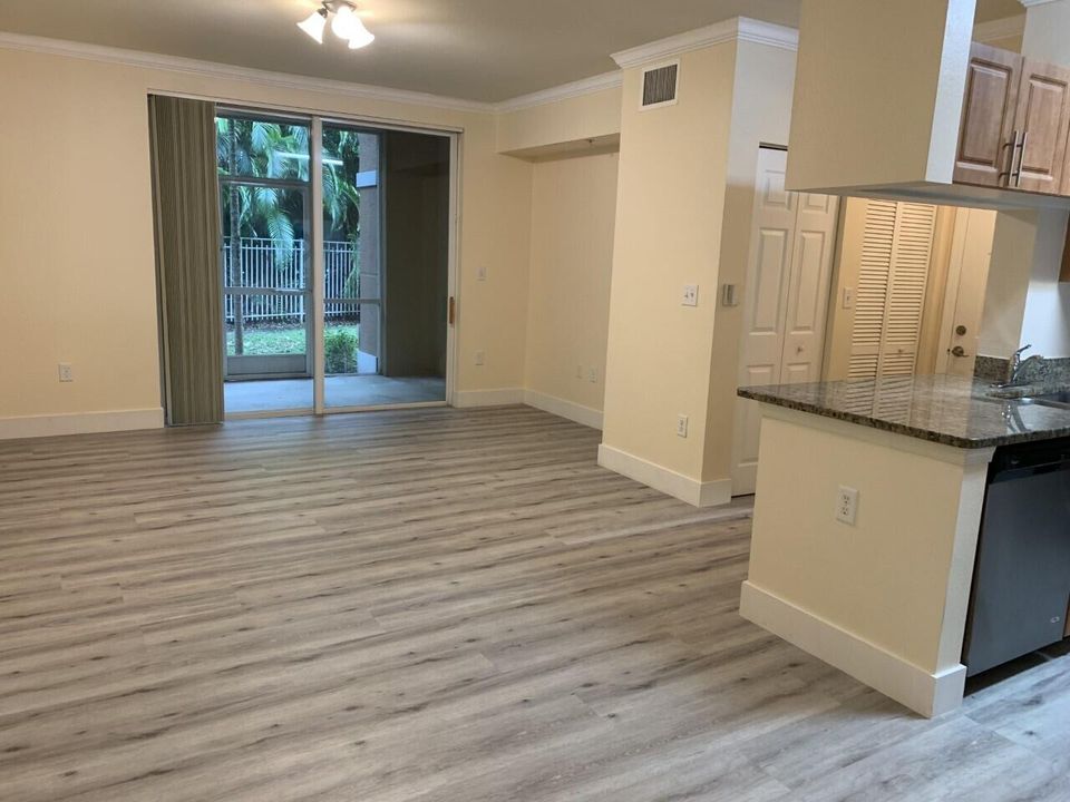 For Rent: $2,175 (2 beds, 2 baths, 1058 Square Feet)