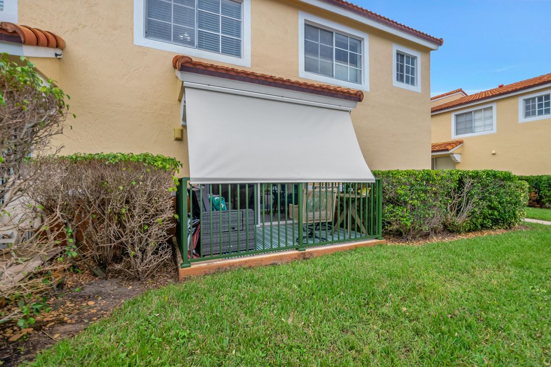 For Sale: $369,000 (3 beds, 2 baths, 1296 Square Feet)