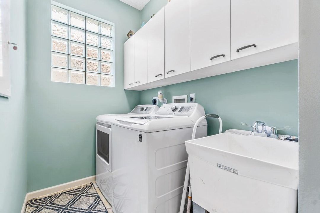 For Sale: $565,000 (2 beds, 2 baths, 2364 Square Feet)