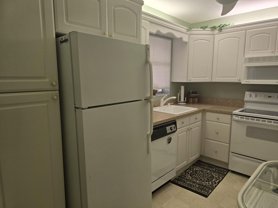 For Sale: $164,900 (2 beds, 2 baths, 888 Square Feet)