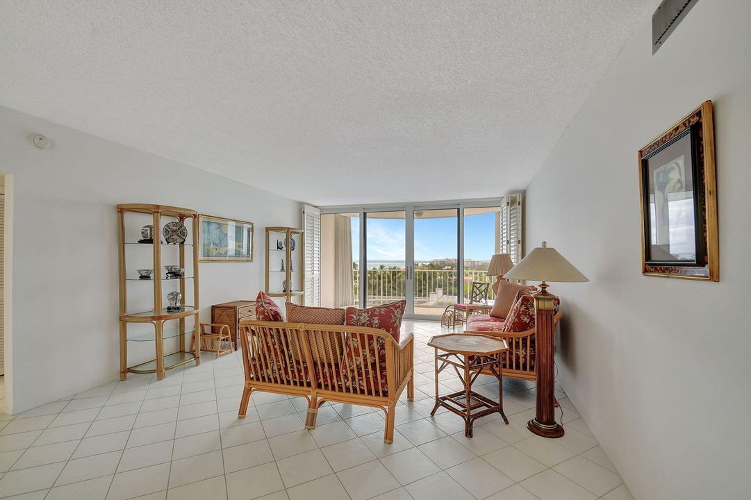 For Sale: $1,195,000 (2 beds, 2 baths, 1559 Square Feet)