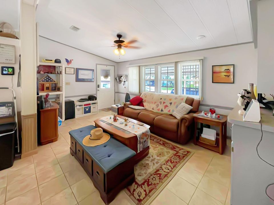 For Sale: $250,000 (2 beds, 2 baths, 982 Square Feet)