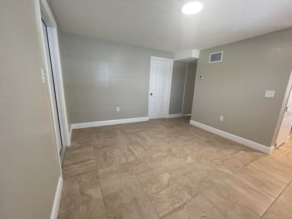 For Rent: $1,400 (2 beds, 1 baths, 528 Square Feet)