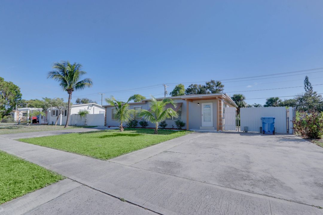 For Sale: $475,000 (4 beds, 2 baths, 1327 Square Feet)