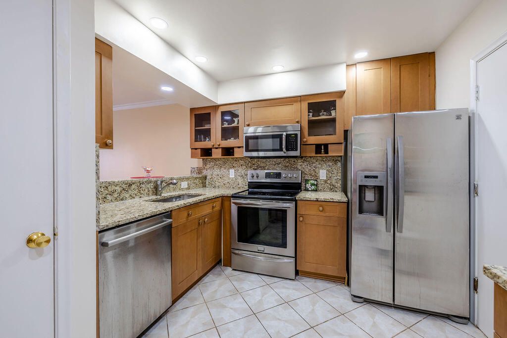 For Sale: $99,000 (1 beds, 1 baths, 928 Square Feet)