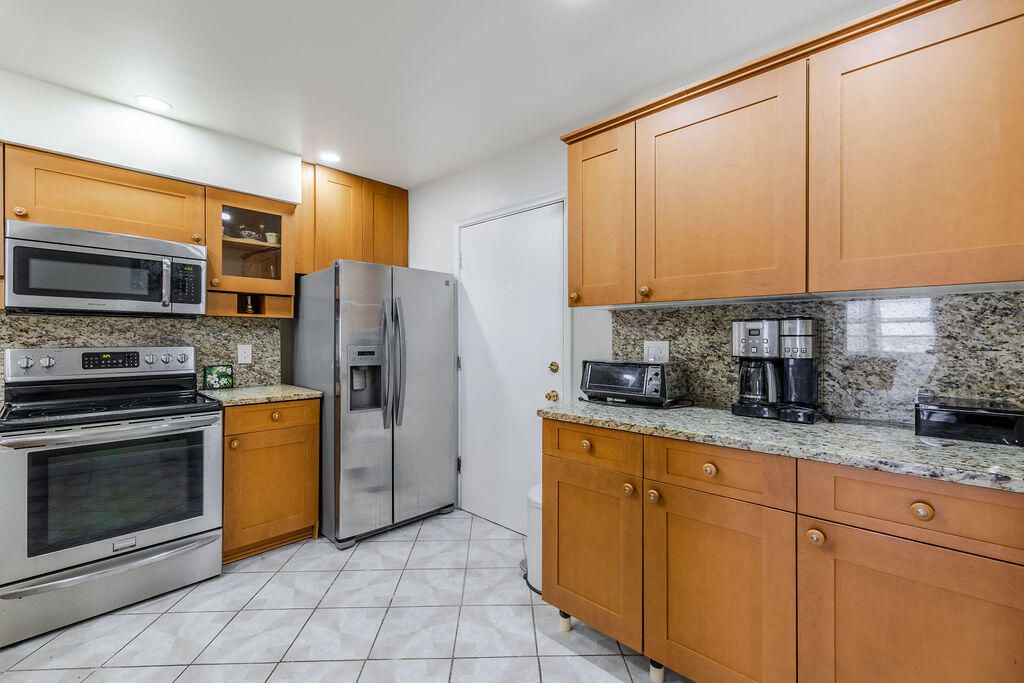 For Sale: $99,000 (1 beds, 1 baths, 928 Square Feet)