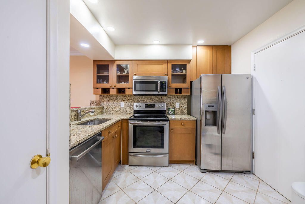 For Sale: $99,000 (1 beds, 1 baths, 928 Square Feet)