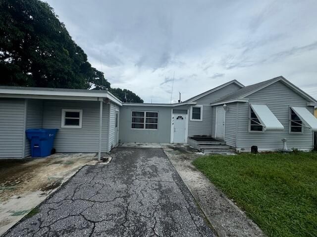 Recently Sold: $300,000 (3 beds, 2 baths, 1320 Square Feet)