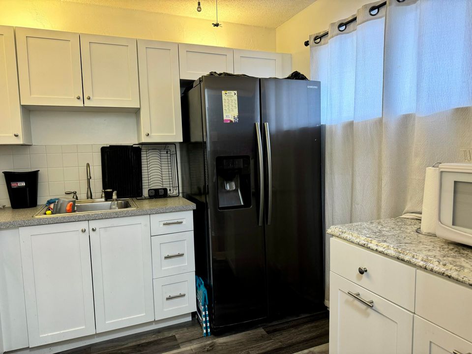 For Sale: $103,000 (1 beds, 1 baths, 774 Square Feet)