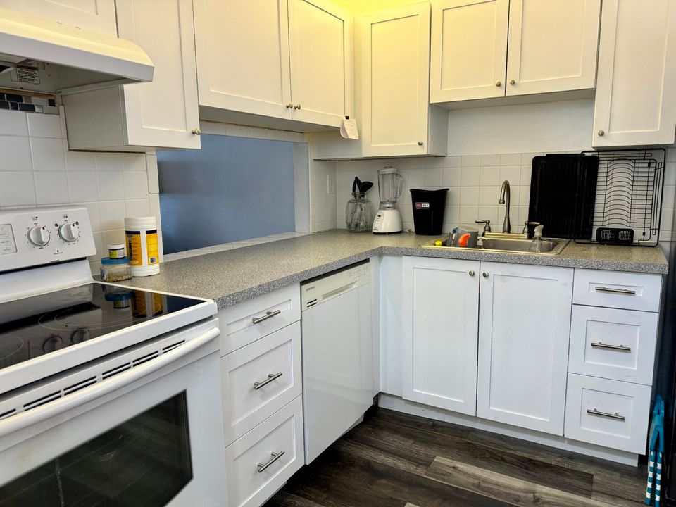 For Sale: $103,000 (1 beds, 1 baths, 774 Square Feet)